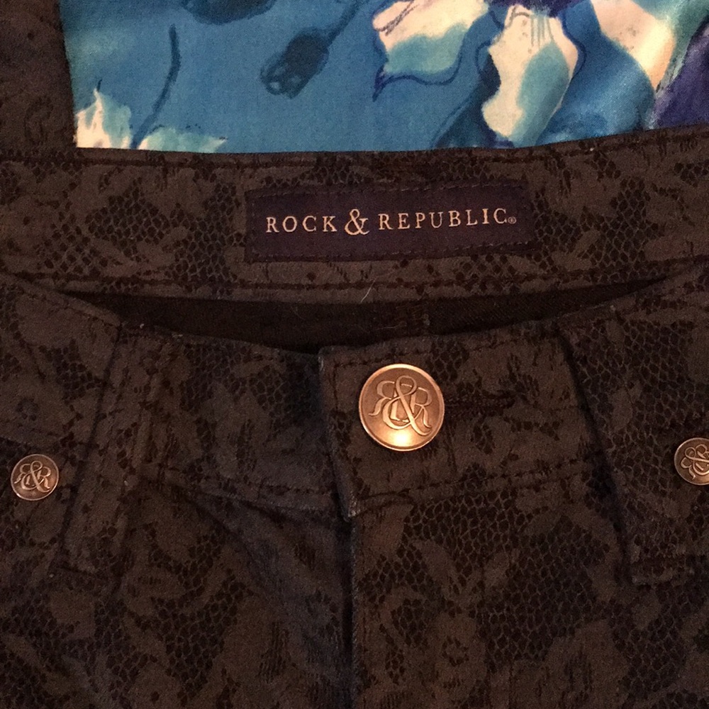 ROCK & REPUBLIC LACE LOOK JEANS SZ 8M 👖